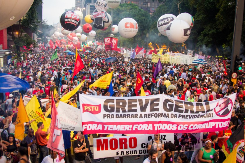 Imagem de manifestantes conclamando greve geral na Avenida Paulista - Março de 2017