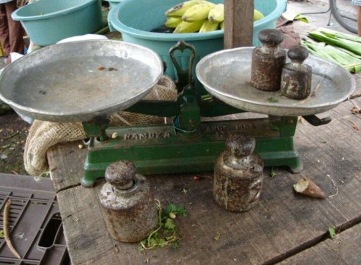 Balança antiga, com contra-pesos de ferro, usada em feiras livres, há tempos atrás.