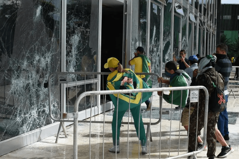 Bolsonaristas quebram vidraças na Praça dos Três Poderes, em Brasília