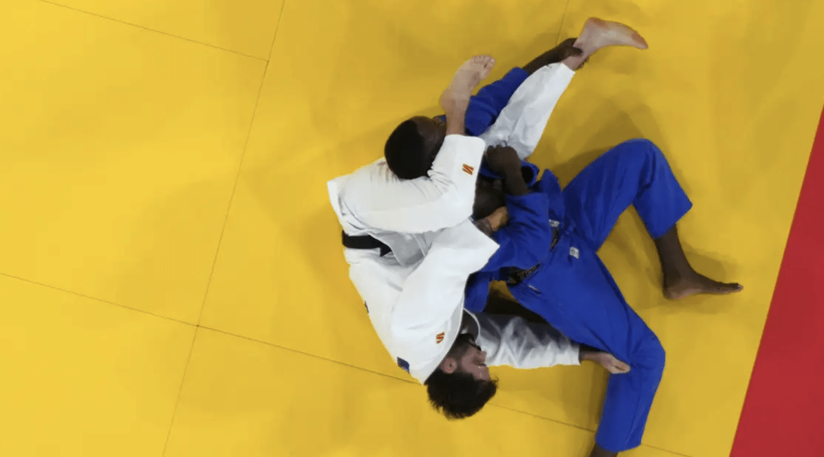 Rafael Macedo e Maxime Hambou fazem luta pelo bronze no judô, em Paris 2024. Créditos: Reuters / Kim Kyung-Hoon